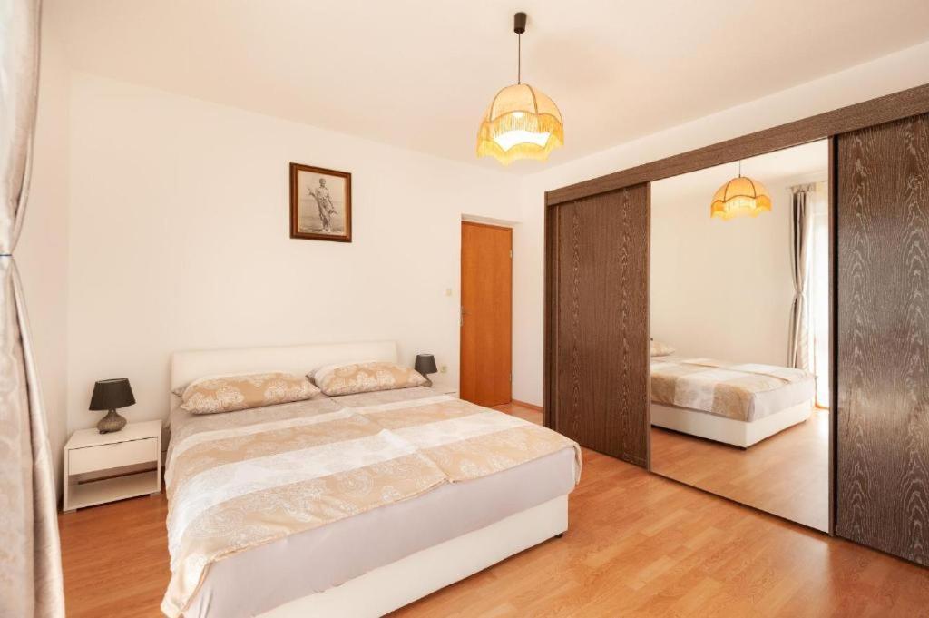 Maribela Apartments Трогир Екстериор снимка